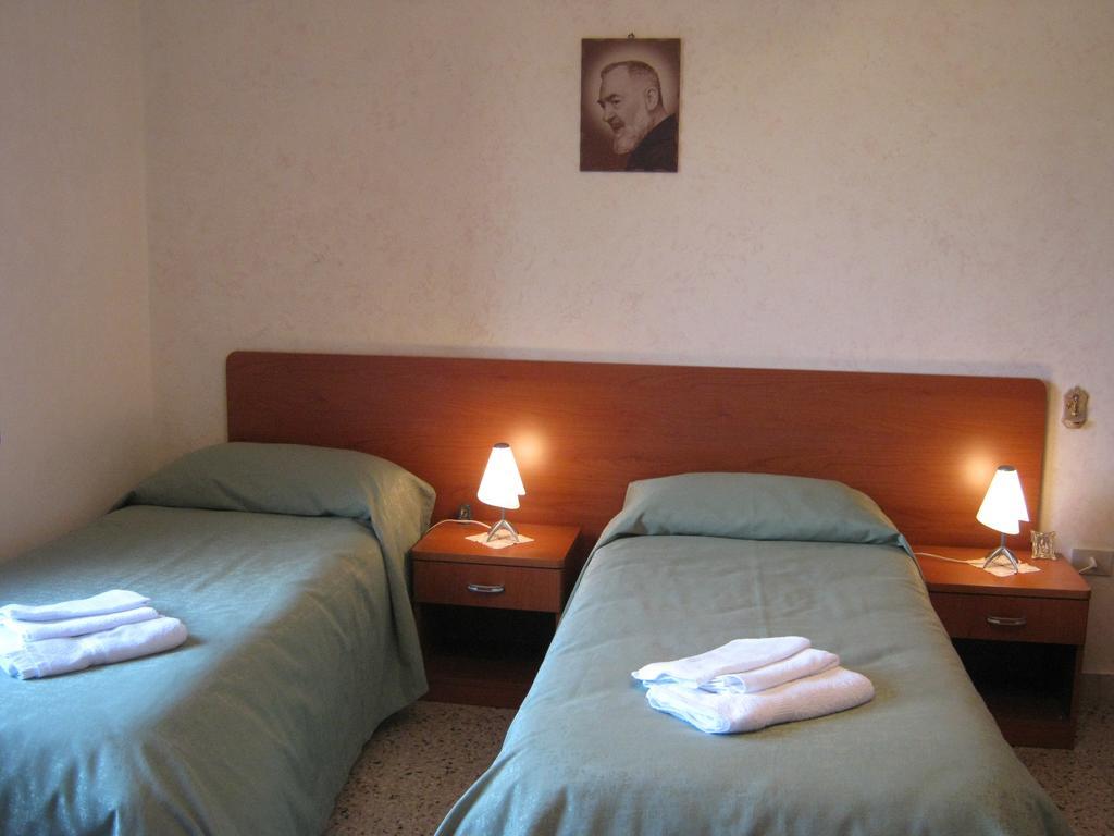 B&B La Casa Dell'Artista Assoro 外观 照片